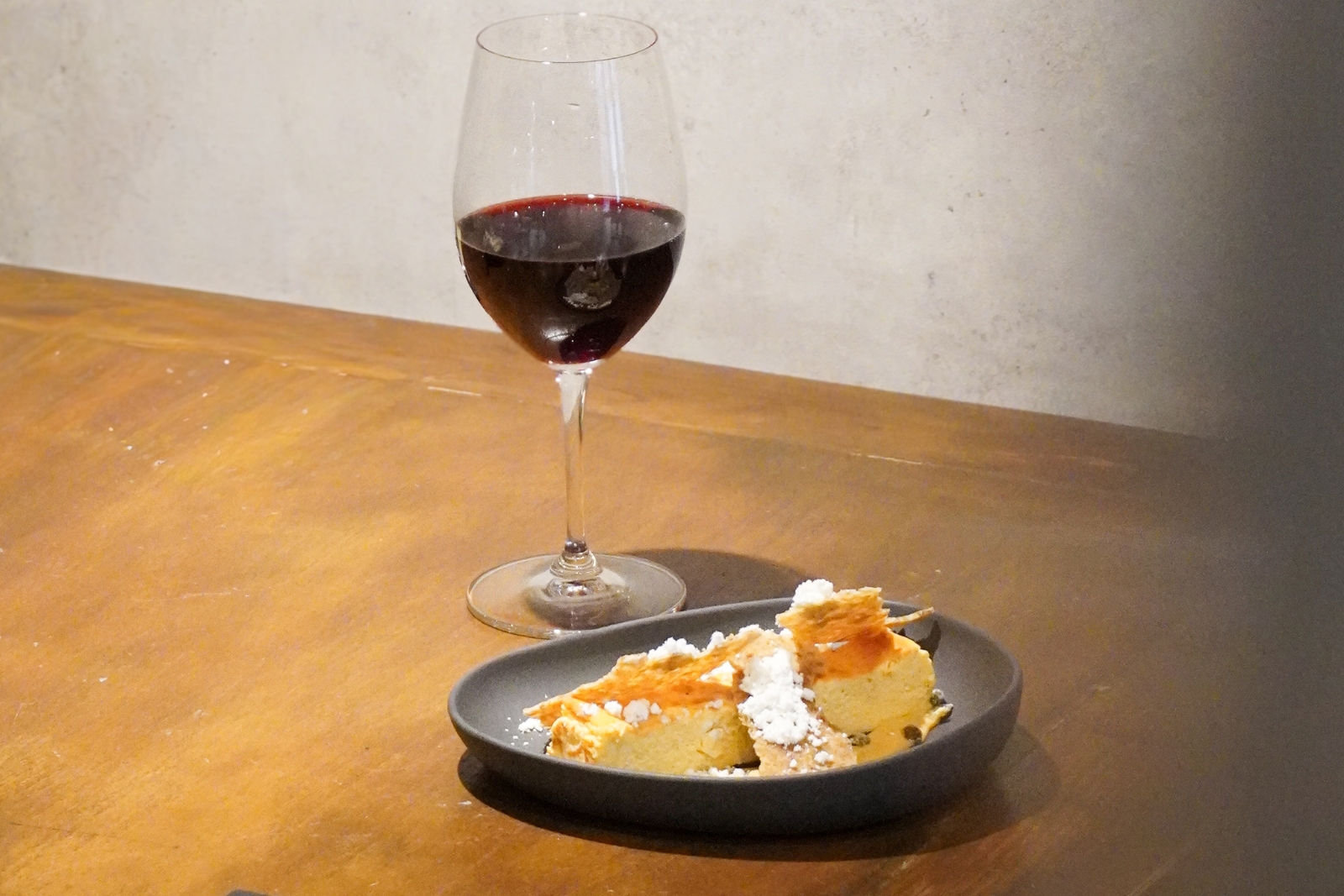 Raval 13 - Detalle mesa con postre y copa de vino