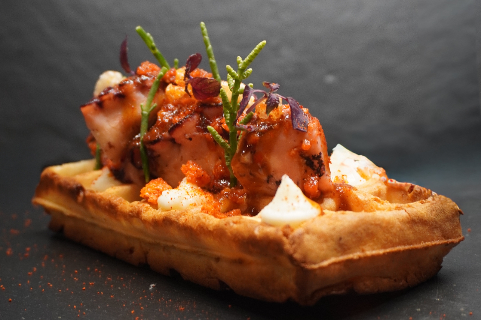 Gofre casolà amb pop tendre, cobert amb una crema suau de formatge Urgèlia i un toc de sobrassada Can Rovira