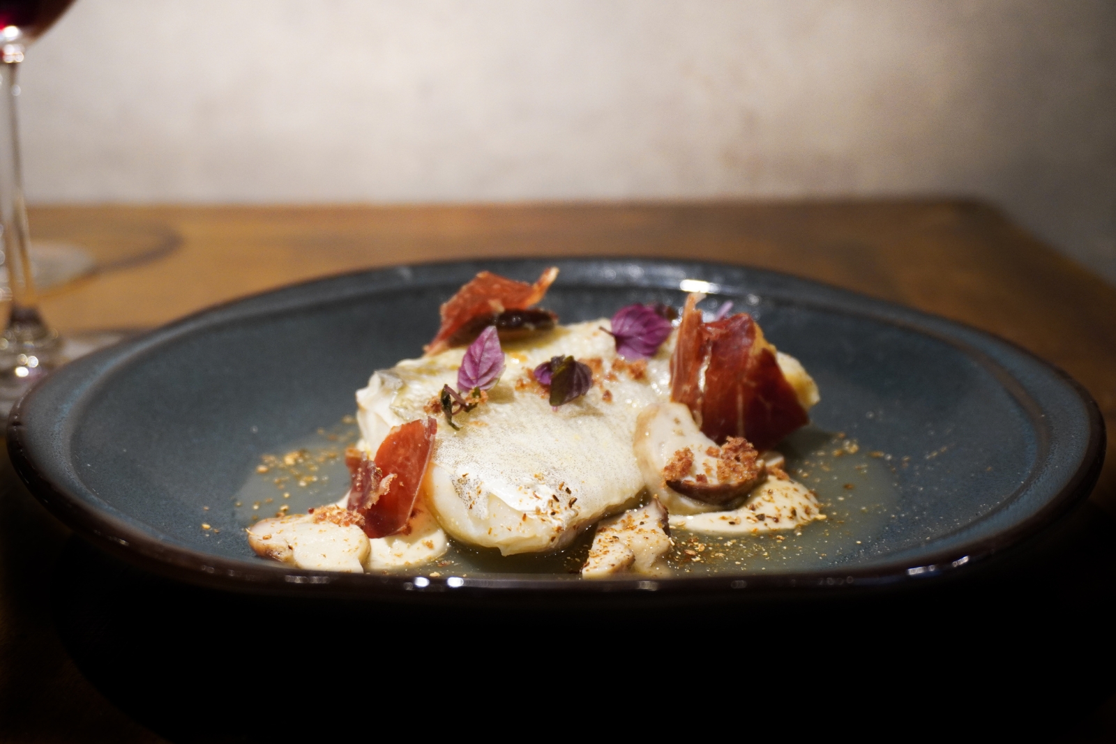 omb de bacallà ibèric, textures irresistibles i pèsols